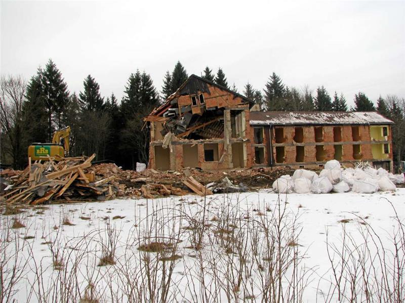 Bagger reißen derzeit das ehemalige Landschulheim der Stadt Kiel auf der Jordanshöhe ein.  Foto: Siebeneicher