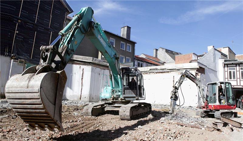 Bagger sind derzeit damit beschäftigt, das Grundstück in der Petersilienstraße einzuebnen. Foto: Kusian-Müller
