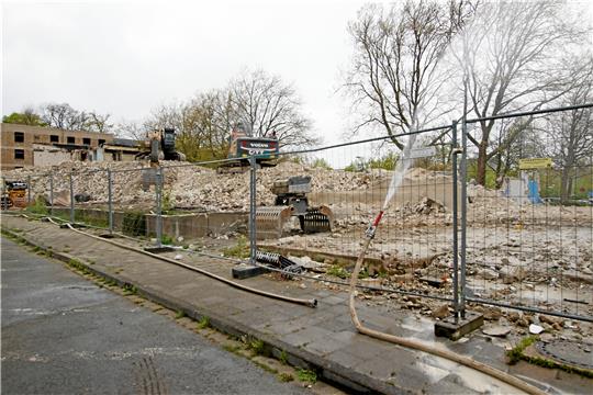 Bagger vor Ort: Der Abriss im Pfalzquartier, in dem die neue Mehrzweckhalle gebaut werden soll, läuft inzwischen wieder weiter. Foto: Epping