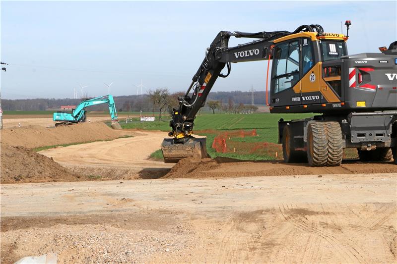 L500: Sanierung geht voran – Erdbeerfeld zur Saison erreichbar Bagger ziehen die Umfahrungsstrecke für die Kreuzung glatt. Foto: Gereke