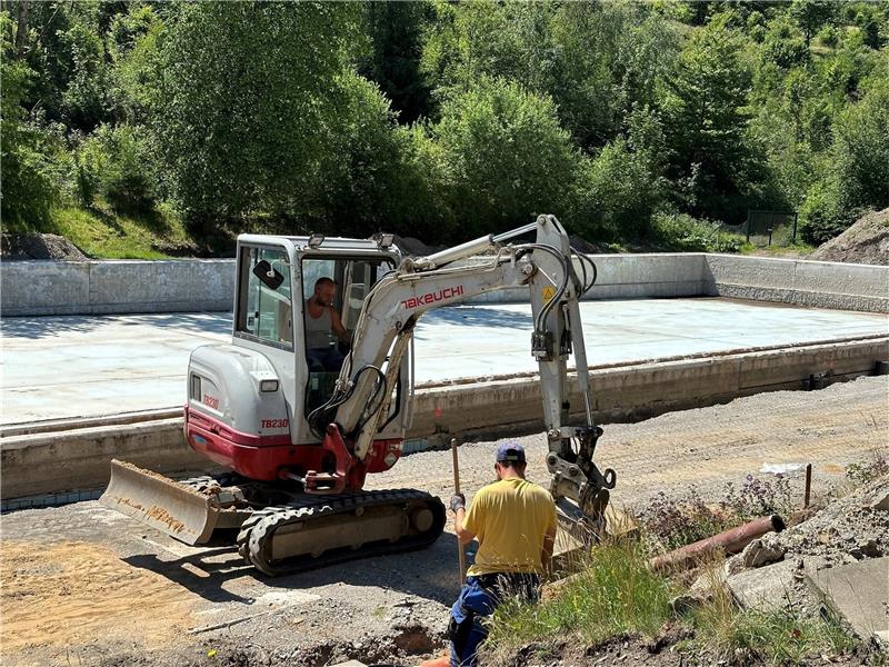 Drei Freibäder um Braunlage buhlen um Gäste Baggern tun derzeit im Freibad Hohegeiß nur die Baumaschinen. Die Stadt Braunlage saniert die Freizeiteinrichtung derzeit aufwendig für mehrere Millionen Euro. Foto: Eggers