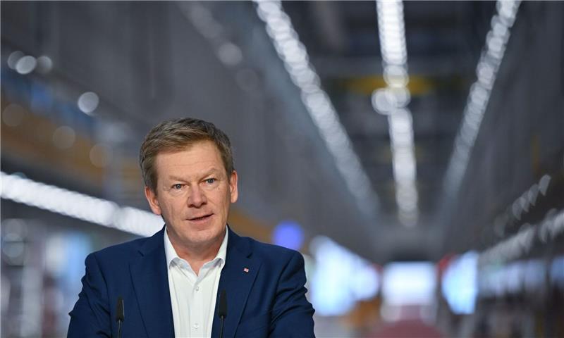 Bahn-Vorstandschef Richard Lutz wird laut dem Geschäftsbericht für das Jahr 2022 einen Bonus von mehr als 1,26 Millionen Euro erhalten.