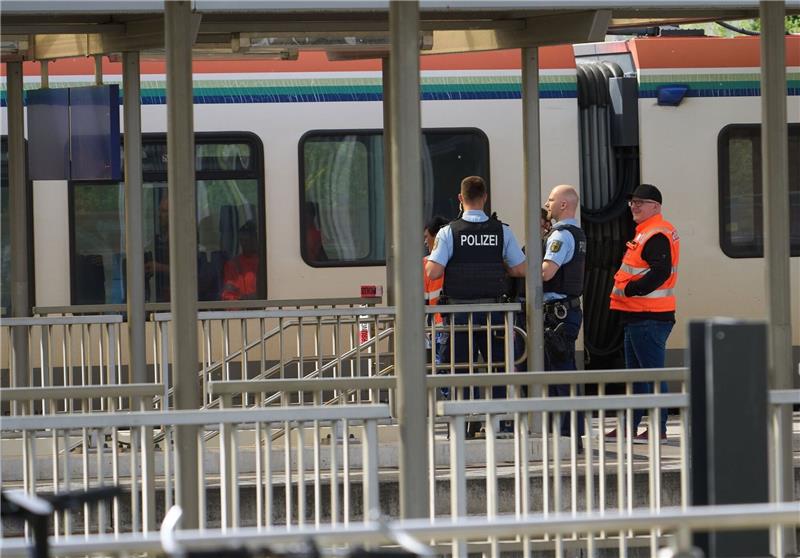 Bahnbedienstete und Polizeibeamte am  Bahnhof in Niederlahnstein. In der Regionalbahn hat es einen Messerangriff auf einen Fahrgast gegeben.