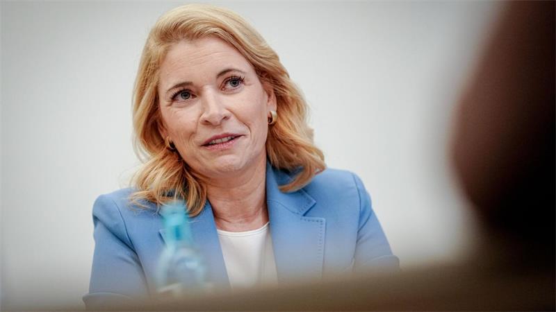 Bahnchefin Evelyn Palla will unter anderem in der Konzernleitung viele Stellen abbauen. (Archivbild)