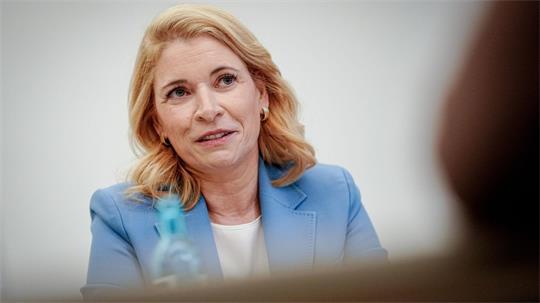 Bahnchefin Evelyn Palla will unter anderem in der Konzernleitung viele Stellen abbauen. (Archivbild)