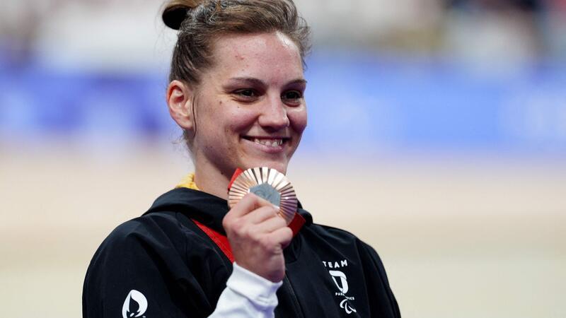 Trotz Silber: Enttäuschung an der Platte - Schäfer Vierter Bahnrad-Fahrerin Maike Hausberger freut sich über Paralympics-Bronze.