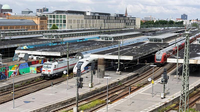 Bahnreisende brauchen wegen eines Oberleitungsschadens in Hannover Geduld. (Illustration) 