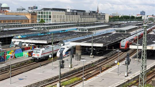 Bahnreisende brauchen wegen eines Oberleitungsschadens in Hannover Geduld. (Illustration) 