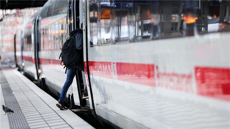 Bahnreisende müssen am Morgen mit Zugausfällen leben. (Archivbild)