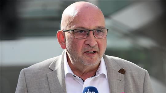 Bahnt sich in der rot-grünen Koalition ein Streit ums Verbrenner-Aus an? Grünen-Fraktionschef Schulz-Hendel beschwört Einigkeit.