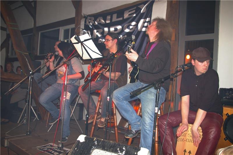 Scheunenrocker feiern runden Geburtstag mit Open Air „Bailey Bridge – das rockt“: Das Bild zeigt die Stammformation von Dörntens Pfarrer Peter Wieboldt (2.v.re.) beim allerersten Scheunenrock. Foto: Privat