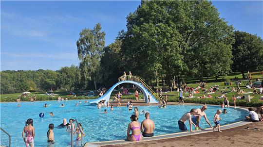 Bald beginnt die Sommersaison im Freibad in Goslar.