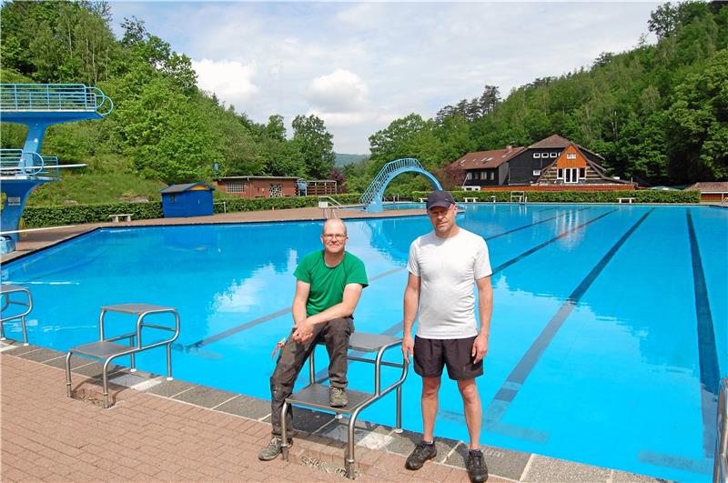 Bald darf wieder gesprungen werden: Björn Wöstefeld (links) und Bademeister Henning Krause freuen sich auf den bevorstehenden Saisonstart.  Foto: Heinichen