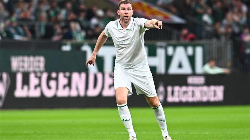 Sag niemals nie: Füllkrug und das Thema Nationalmannschaft Bald der Sport-Geschäftsführer des DFB: Per Mertesacker beim Legendenspiel zwischen Werder Bremen und Real Madrid zum 100. Geburtstag des Weserstadions.