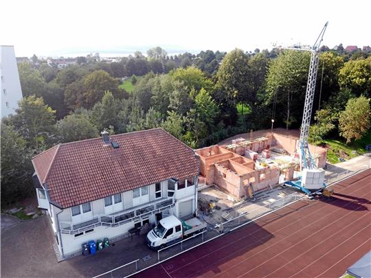Bald ein kleines Sportzentrum: An der Harzkampfbahn entsteht derzeit ein Anbau. In diesem wird es unter anderem Räumlichkeiten für den Sportbetrieb des MTV Seesen geben. Foto: Neuendorf