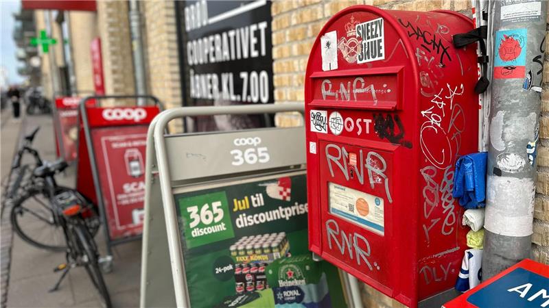 Bald eine Rarität: Ein öffentlicher Briefkasten hängt vor einem dänischen Supermarkt.