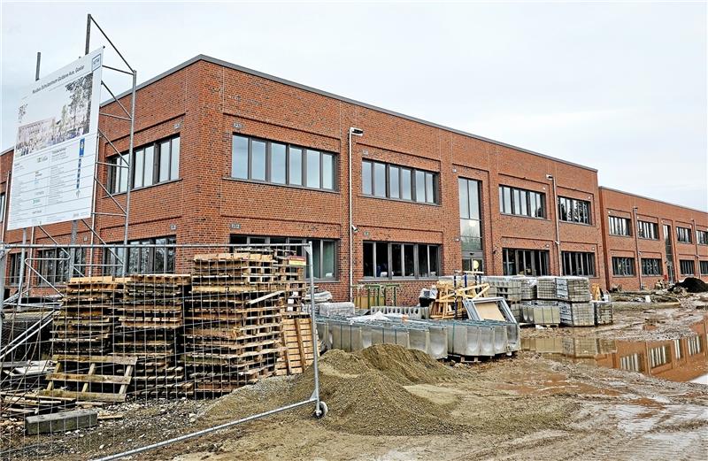 Schulzentrum Goldene Aue: Party-Pläne und Geld-Geschäfte Bald fertiggestellt: Die neue Goldene Aue wird im Sommer bezogen. Foto: Sowa