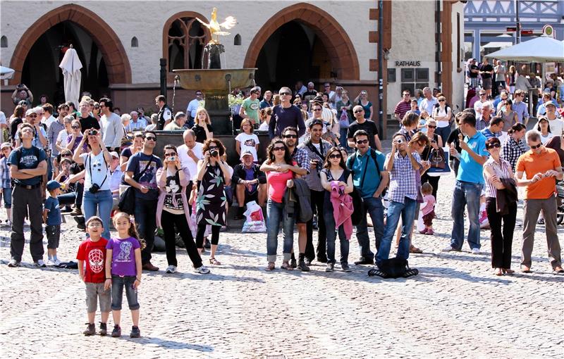 Nach Corona-Lockerungen: Goslarer Hotels melden Oster-Ansturm Bald ist der Marktplatz wieder voller Touristen, die das Glockenspiel anhören wollen. Foto: GZ-Archiv