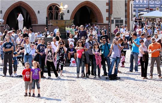 Bald ist der Marktplatz wieder voller Touristen, die das Glockenspiel anhören wollen.  Foto: GZ-Archiv