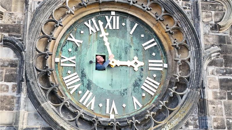 Bald kommt die Sommerzeit: Am Dom in Magdeburg werden die Zeiger der westlichen Turmuhr schon mal kontrolliert.