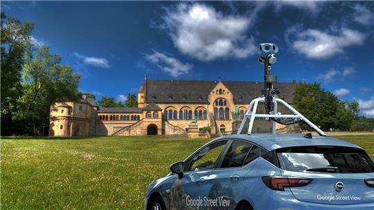 Bald rollt das markante Kamera-Auto durch den Landkreis. GZ-Montage: picture alliance/dpa | Marcus Brandt, Stadt Goslar/Stefan Schiefer