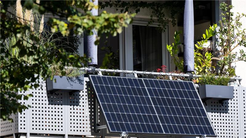 Balkonkraftwerk bei der Arbeit: Solaranlagen gibt es nicht nur für Häuserdächer.