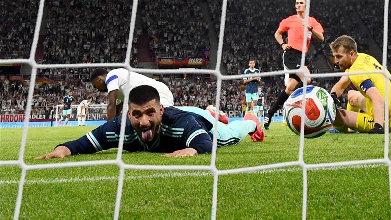 Los geht’s: DFB-Tross hebt mit Neuer-Signal in die USA ab Ball rein, Zunge raus: Deniz Undav jubelt bäuchlings über sein zweites Tor gegen Finnland.