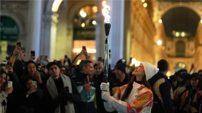 Balletttänzerin Nicoletta Manni trägt die olympische Fackel in Mailand,