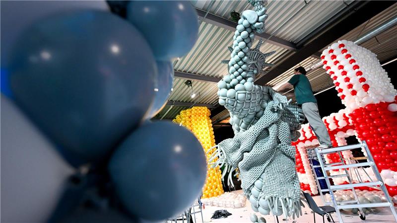 Ballonkünstler arbeiten während eines Pressetermins vor der Eröffnung der Ausstellung „Luftballonwelten“ im Pineapple Park an ihren Objekten.