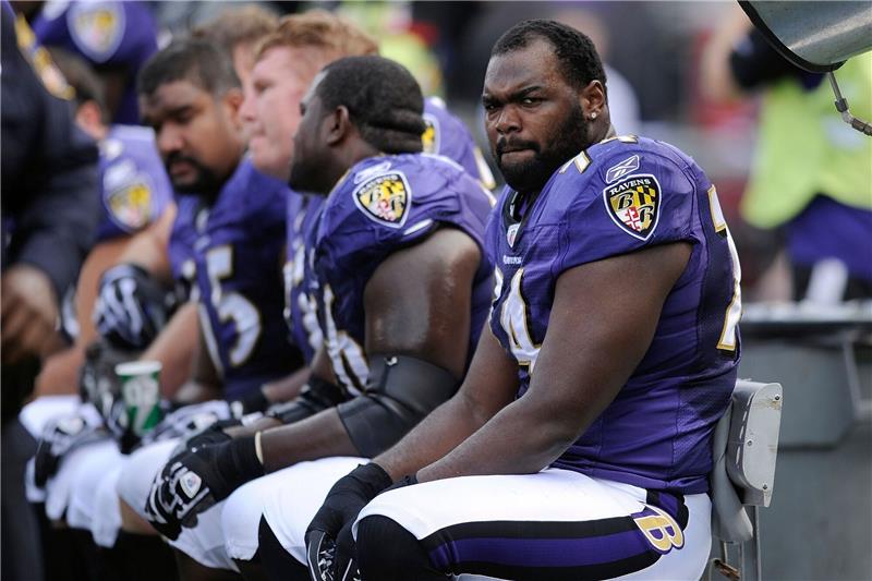 Klage von „The Blind Side”-Footballer - Familie wehrt sich Baltimore Ravens Offensive Tackle Michael Oher sitzt während des NFL-Footballspiels gegen die Buffalo Bills in Baltimore auf der Bank.