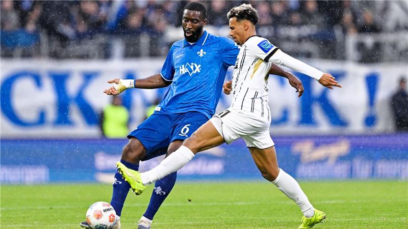 Munteres 0:0 im Topspiel - Elversberg bleibt Dritter Bambasé Conté (r.) und die SV Elversberg bleiben gegen Darmstadt torlos.