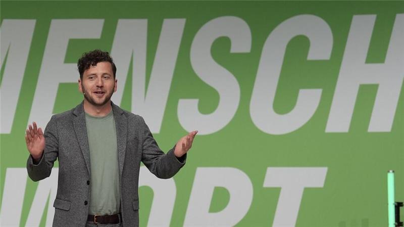 Banaszak teilt gegen Merz und Scholz aus. 