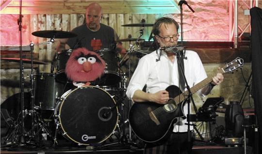 Bandgründer und Frontmann von Stiffler’s Dad Steffen Heister und Alexander Trommer am Schlagzeug rocken zu ihrer Release-Party am Samstagabend gemeinsam mit Joshua Heister (Gitarre und Gesang) und Gero Laube (Bass) – beide nicht im Bild – den Saal im Jugendtreff. Foto: Nachtweyh
