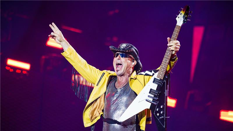Party mit Feuerwerk - Scorpions spielen vor 45.000 Fans Bandgründer und Gitarrist Rudolf Schenker ist die Kraftzentrale der Scorpions.