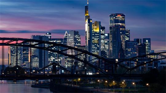 Banken-Skyline in Frankfurt: Die Finanzbranche dringt auf weniger Vorschriften. (Symbolbild)
