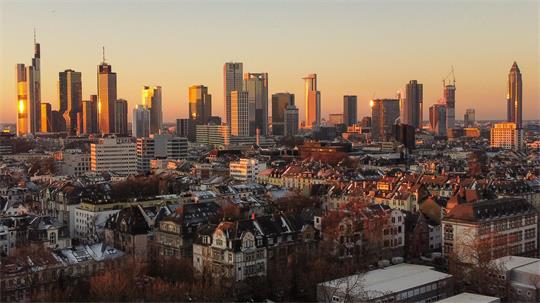 Banken-Skyline in Frankfurt: Verdi will mehr Geld für Beschäftigte privater Banken (Archivbild)