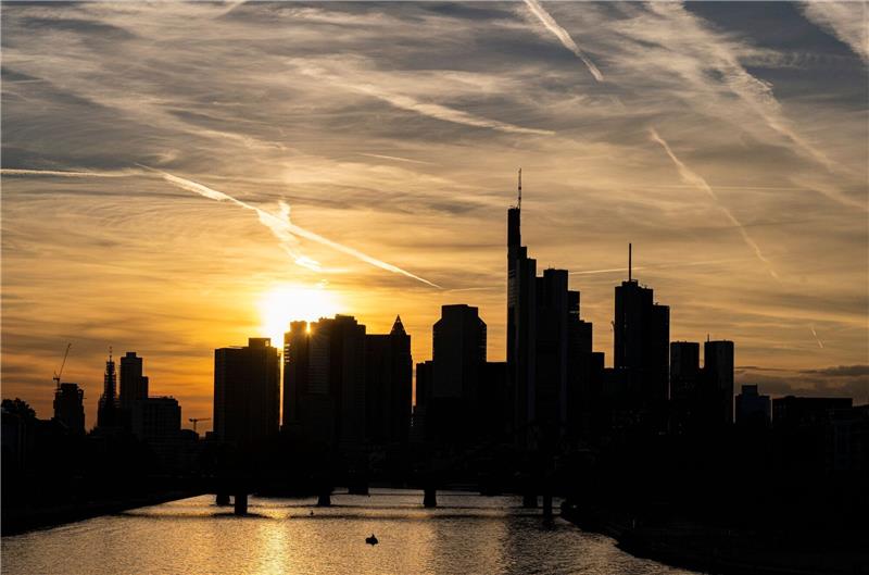 Banken so profitabel wie seit der Finanzkrise nicht mehr Bankentürme der Frankfurter Skyline vor einem sonnengefärbten Himmel.