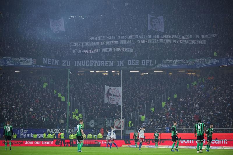 Banner der Fans von Hannover 96 sorgten für eine Spielunterbrechung in Hamburg.