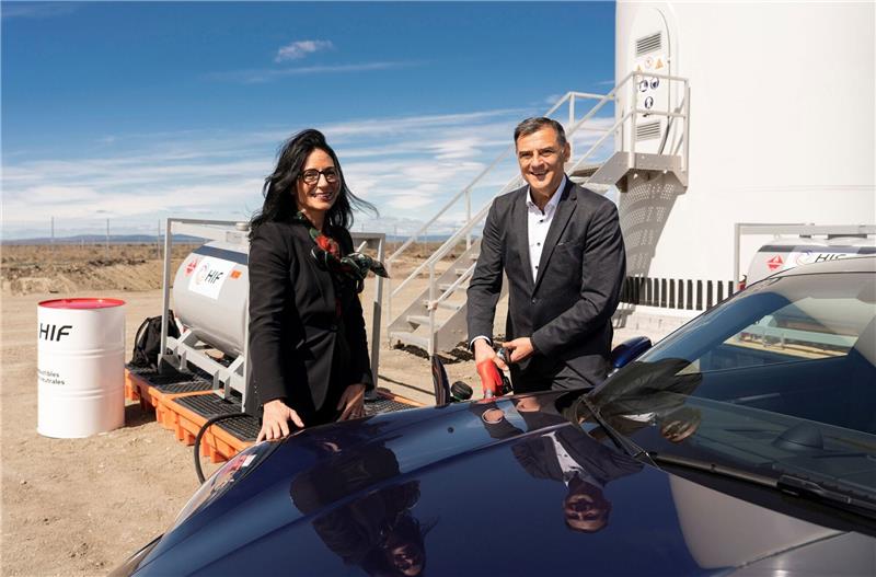 E-Fuel-Anlage in Chile - Mit starkem Wind zu grünem Benzin Barbara Frenkel, Porsche-Vorständin für Beschaffung, und Michal Steiner, Porsche-Vorstand für Entwicklung, betanken einen Porsche mit E-Fuel an der Pilot-Anlage Haru Oni im Süden von Chile.
