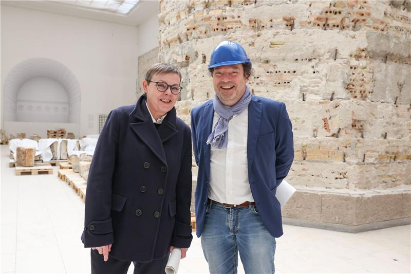Berliner Pergamonmuseum schließt vier Jahre komplett Barbara Große-Rhode (l), Referatsleiterin im Bundesamt für Bauwesen und Raumordnung, und Stefan Weber, Direktor des Museums für Islamische Kunst, im Pergamonmuseum.