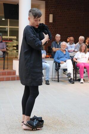 Barbara Le Béguec Friedman erzählt von einer Frau, die Bäume und Vögel liebte.