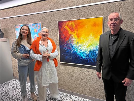 Barbara Naceta (Mitte) ist die Freude über die Ausstellung und die Worte von Galerieleiter Hans Manhart in jeder Sekunde der Vernissage anzumerken. Und ihre Tochter Janina freut sich natürlich gleich mit. Foto: Schlegel