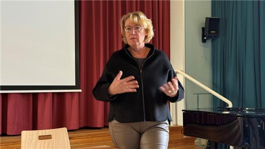 Barbara Otte-Kinast erklärt den Schülerinnen und Schülern der Oberschule unter anderem, wie der Landtag arbeitet.
