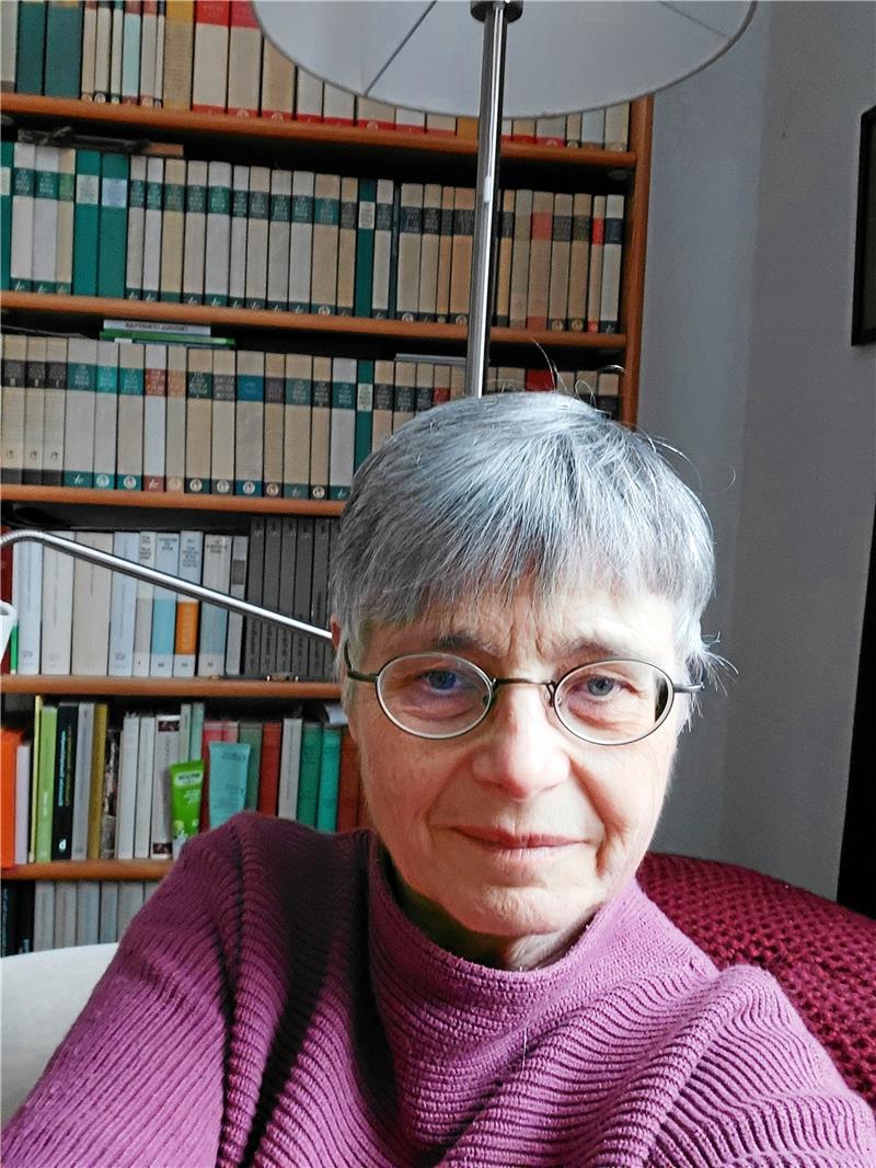 Letzter Schultag für die Langzeit-Rektorin Jutta Schober Barbara Reichert weiß eine Anekdote mit Hündin Elli zu erzählen. Foto: Privat