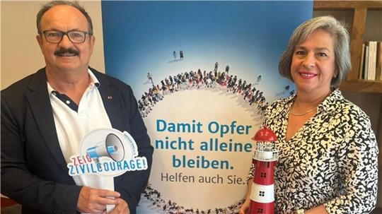 Barbara Richstein, Bundesvorsitzende und Günter Koschig, Außenstellenleiter in Goslar, suchen die „Zivilcourage Leuchttürme 2025“ für die GZK.