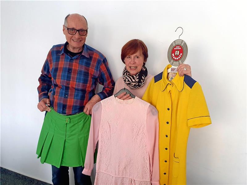 Barbara Schüler und ihr Mann Bernd denken an die wilde Zeit der Kneipen-Touren zurück. Ihre damals angesagten Party-Outfits besitzt Schüler noch heute.  Foto: Sowa