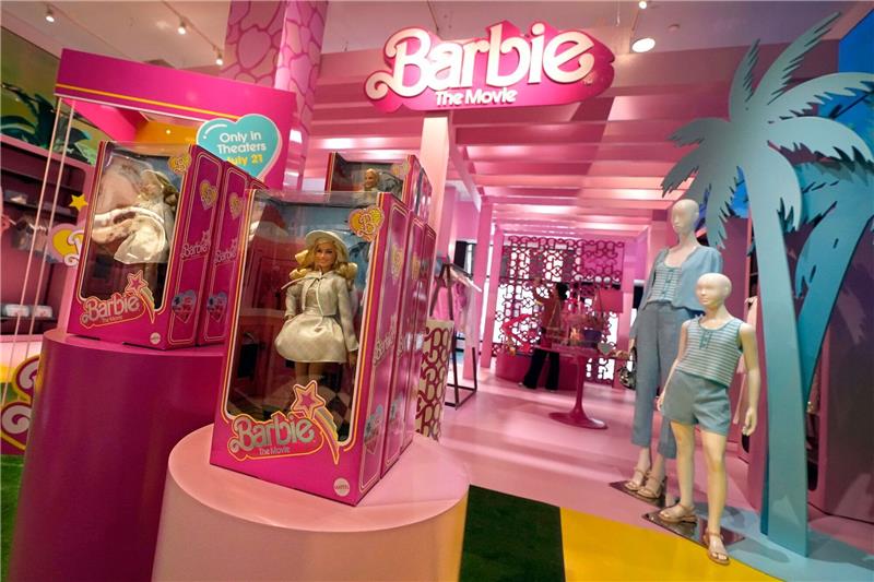 Barbie-Artikel werden in einer speziellen Abteilung bei Bloomingdale's in New York ausgestellt.