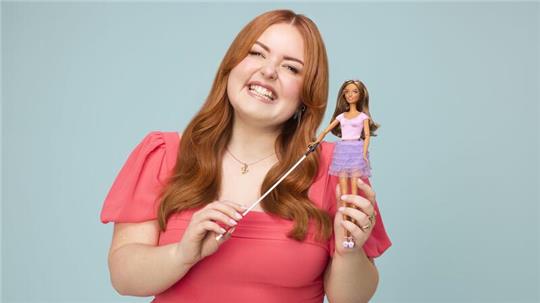 Barbie gibt es nun auch mit einer Sehbehinderung - hier zu sehen mit Lucy Edwards, einer blinden Rundfunksprecherin und Behindertenaktivistin.