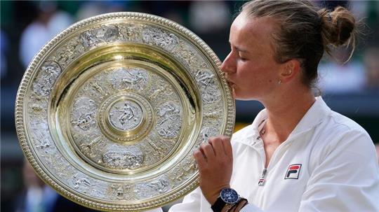 Barbora Krejcikova küsste ihre Trophäe nach dem Sieg im Finale.