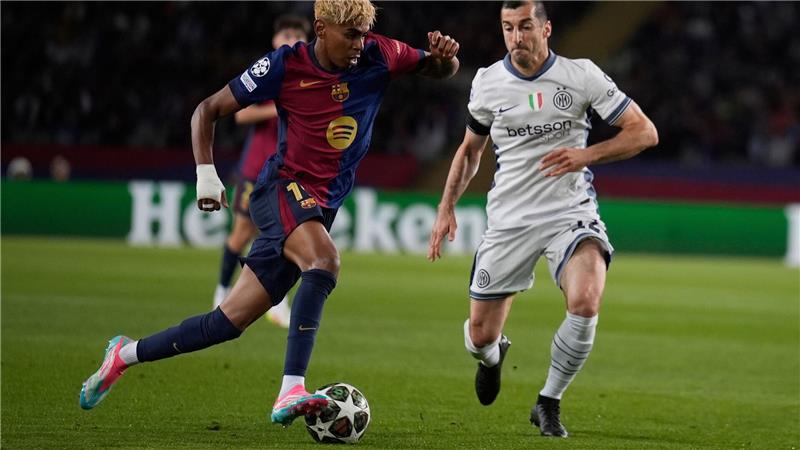 Halbfinal-Kracher: Flick und Barça retten Remis gegen Inter Barcelonas Lamine Yamal (l) war von Inter kaum zu halten.